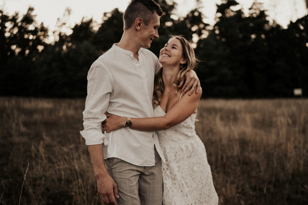 Paarshooting, Paarfotos, Abendstimmung, Sommer, Spätsommerwiese, Paarfotos, Liebe, romantisches Fotoshooting, Hirschaid, Bamberg