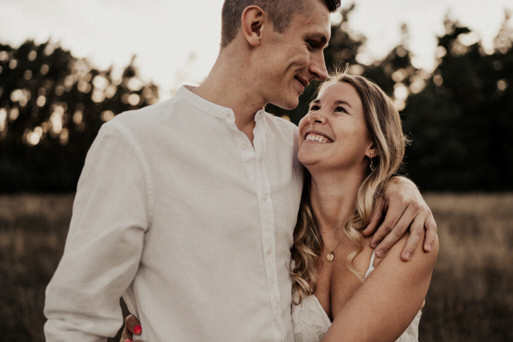 Paarshooting, Paarfotos, Abendstimmung, Sommer, Spätsommerwiese, Paarfotos, Liebe, romantisches Fotoshooting, Hirschaid, Bamberg