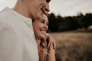 Paarshooting, Paarfotos, Abendstimmung, Sommer, Spätsommerwiese, Paarfotos, Liebe, romantisches Fotoshooting, Hirschaid, Bamberg
