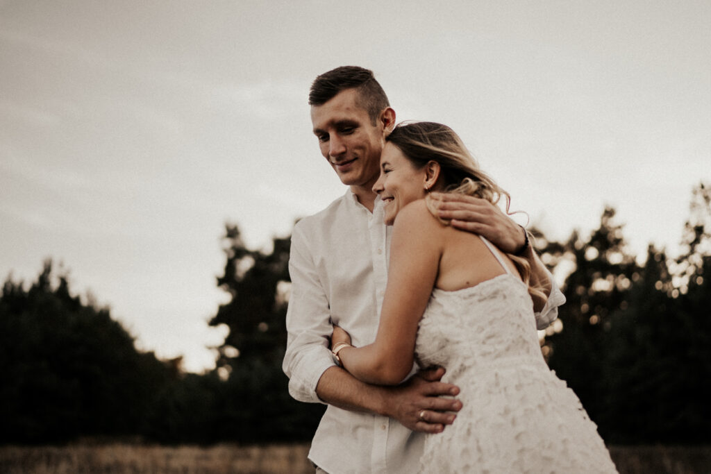 Paarshooting, Paarfotos, Abendstimmung, Sommer, Spätsommerwiese, Paarfotos, Liebe, romantisches Fotoshooting, Hirschaid, Bamberg