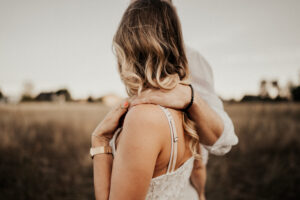 Paarshooting, Paarfotos, Abendstimmung, Sommer, Spätsommerwiese, Paarfotos, Liebe, romantisches Fotoshooting, Hirschaid, Bamberg