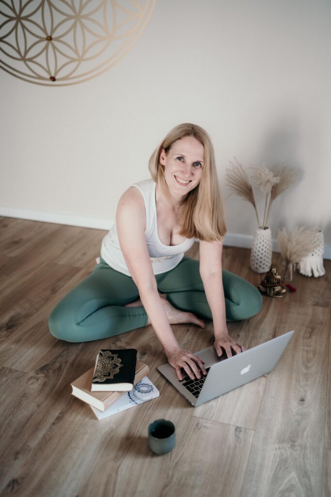 Business Portrait, Personal Branding, Yoga, Yogashooting, Yogalehrerin, Yogastudio, Outdoor Yoga, Indoor Yoga, Rothsee, Schwabach, Anahatalifestyleyoga