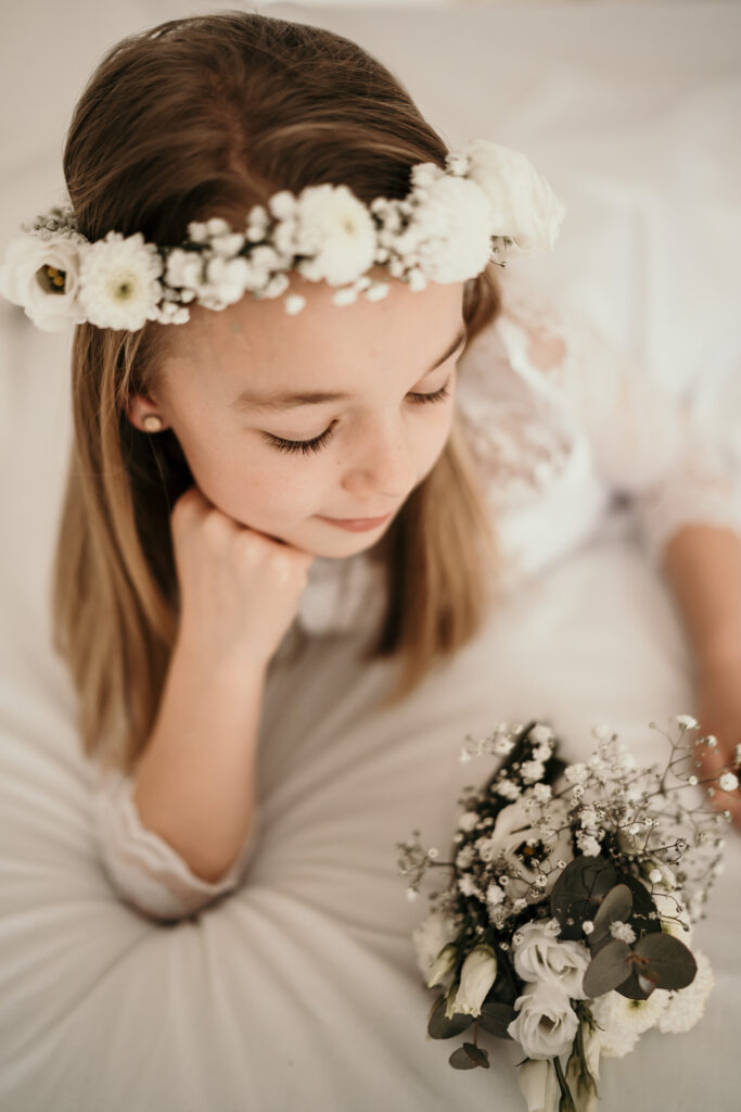 Mädchenzauber-boho-blumen-flowers-Kinder-Kinderportrait-Kommunion-Mädchen-Portraitshoot-Kids-Girls-weiß-white-Prinzessin