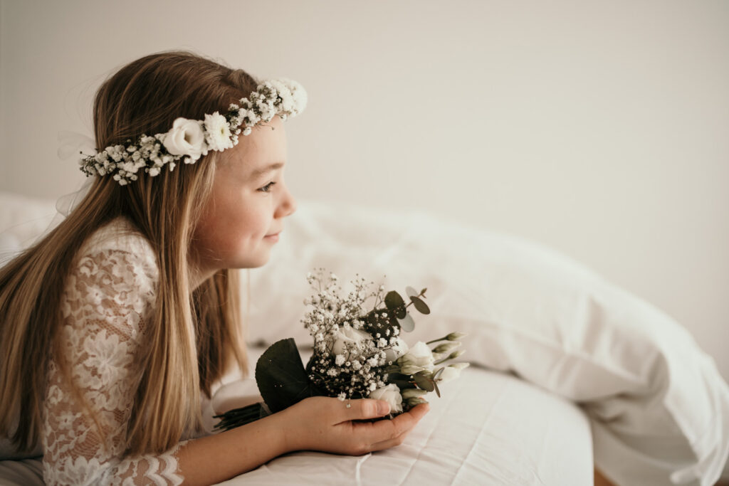 Mädchenzauber-boho-blumen-flowers-Kinder-Kinderportrait-Kommunion-Mädchen-Portraitshoot-Kids-Girls-weiß-white-Prinzessin