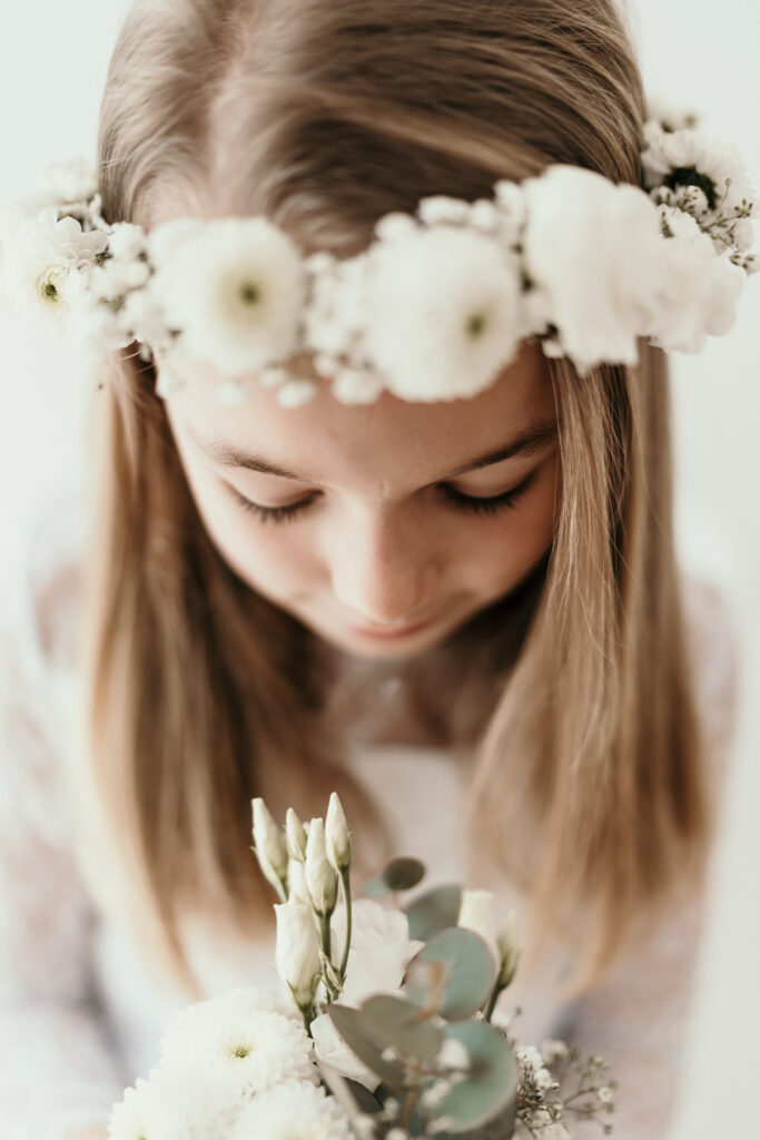 Mädchenzauber-boho-blumen-flowers-Kinder-Kinderportrait-Kommunion-Mädchen-Portraitshoot-Kids-Girls-weiß-white-Prinzessin