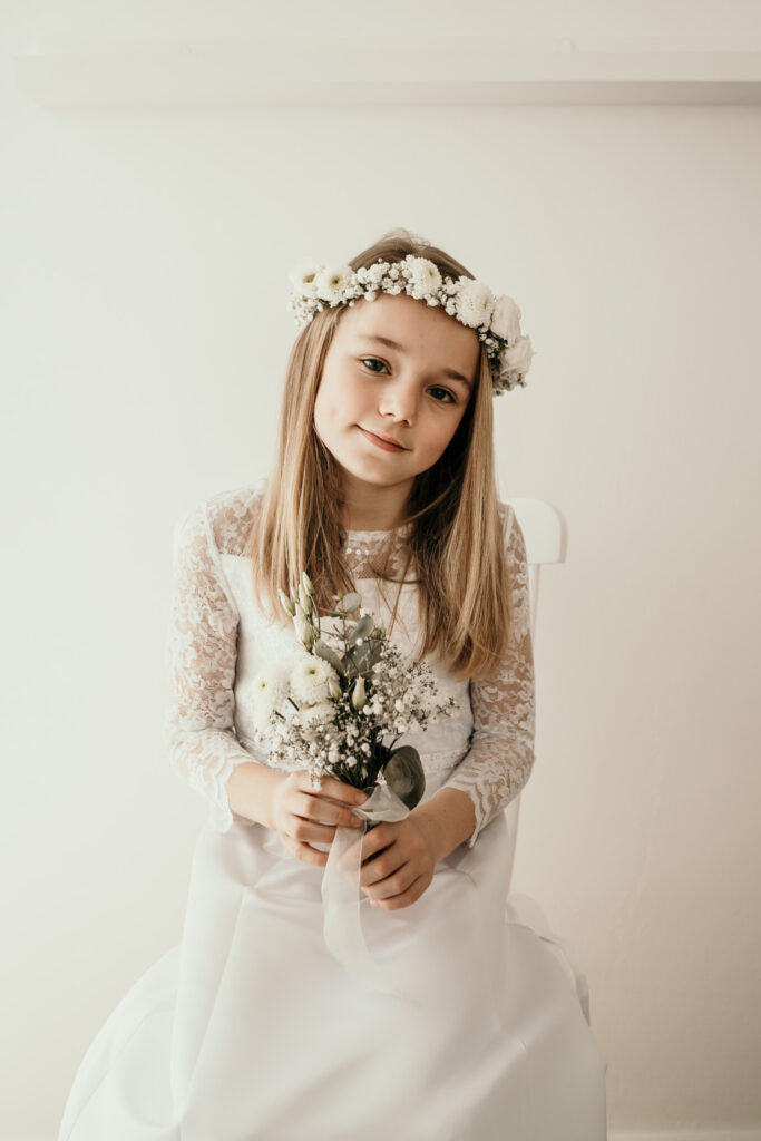 Mädchenzauber-boho-blumen-flowers-Kinder-Kinderportrait-Kommunion-Mädchen-Portraitshoot-Kids-Girls-weiß-white-Prinzessin