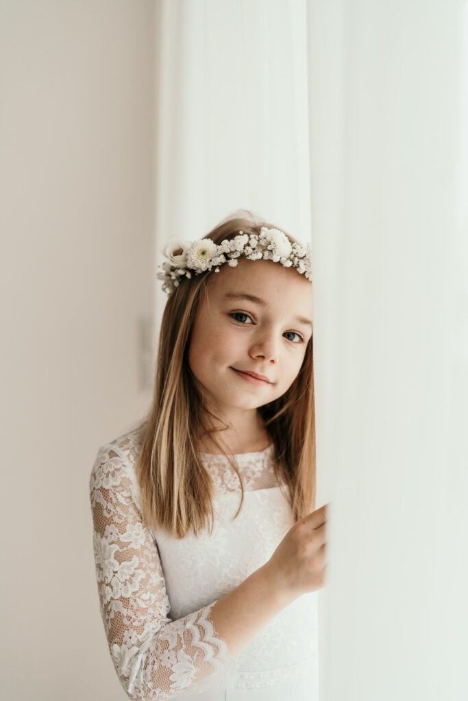 Mädchenzauber-boho-blumen-flowers-Kinder-Kinderportrait-Kommunion-Mädchen-Portraitshoot-Kids-Girls-weiß-white-Prinzessin