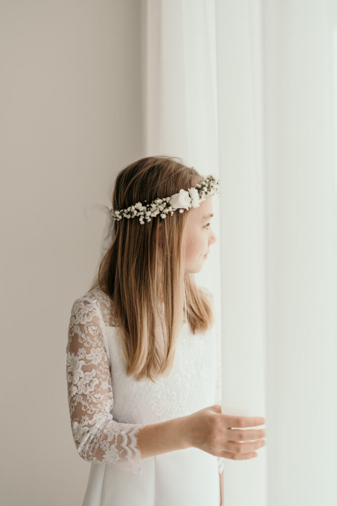 Mädchenzauber-boho-blumen-flowers-Kinder-Kinderportrait-Kommunion-Mädchen-Portraitshoot-Kids-Girls-weiß-white-Prinzessin