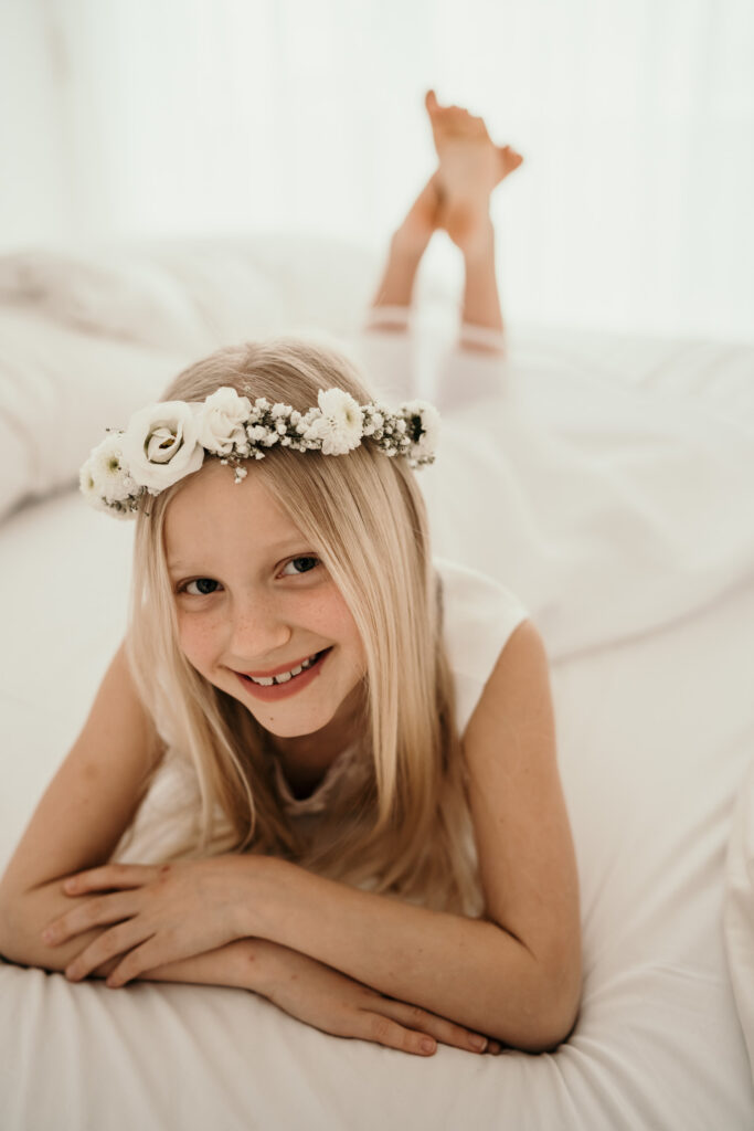 Mädchenzauber-boho-blumen-flowers-Kinder-Kinderportrait-Kommunion-Mädchen-Portraitshoot-Kids-Girls-weiß-white-Prinzessin