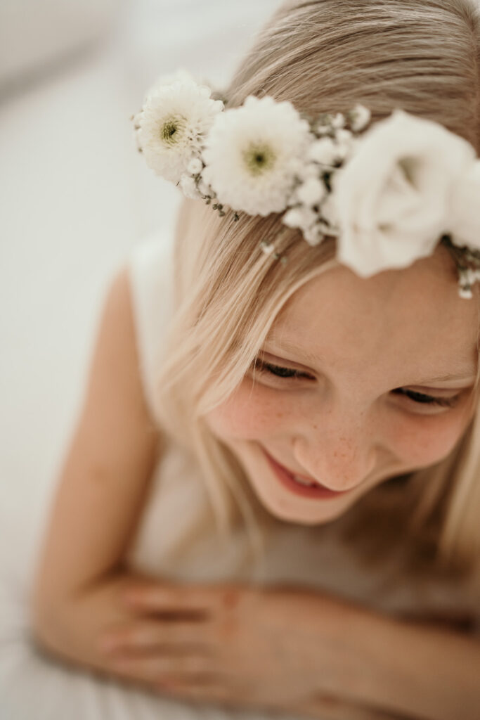 Mädchenzauber-boho-blumen-flowers-Kinder-Kinderportrait-Kommunion-Mädchen-Portraitshoot-Kids-Girls-weiß-white-Prinzessin