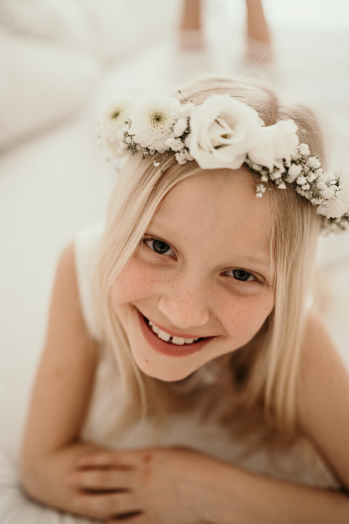Mädchenzauber-boho-blumen-flowers-Kinder-Kinderportrait-Kommunion-Mädchen-Portraitshoot-Kids-Girls-weiß-white-Prinzessin