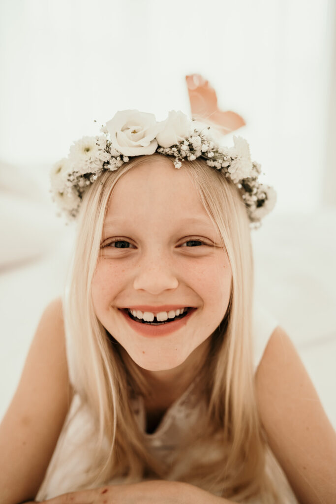 Mädchenzauber-boho-blumen-flowers-Kinder-Kinderportrait-Kommunion-Mädchen-Portraitshoot-Kids-Girls-weiß-white-Prinzessin