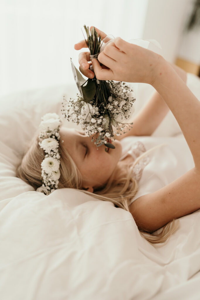 Mädchenzauber-boho-blumen-flowers-Kinder-Kinderportrait-Kommunion-Mädchen-Portraitshoot-Kids-Girls-weiß-white-Prinzessin