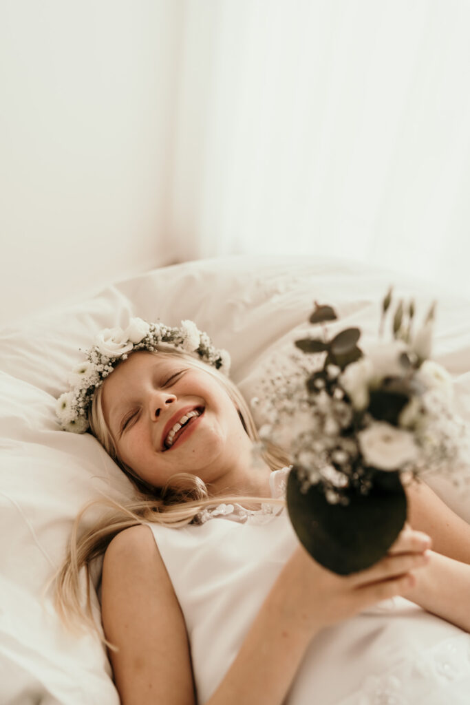 Mädchenzauber-boho-blumen-flowers-Kinder-Kinderportrait-Kommunion-Mädchen-Portraitshoot-Kids-Girls-weiß-white-Prinzessin