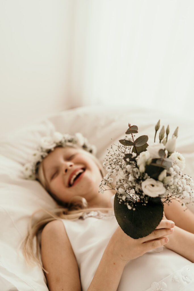 Mädchenzauber-boho-blumen-flowers-Kinder-Kinderportrait-Kommunion-Mädchen-Portraitshoot-Kids-Girls-weiß-white-Prinzessin