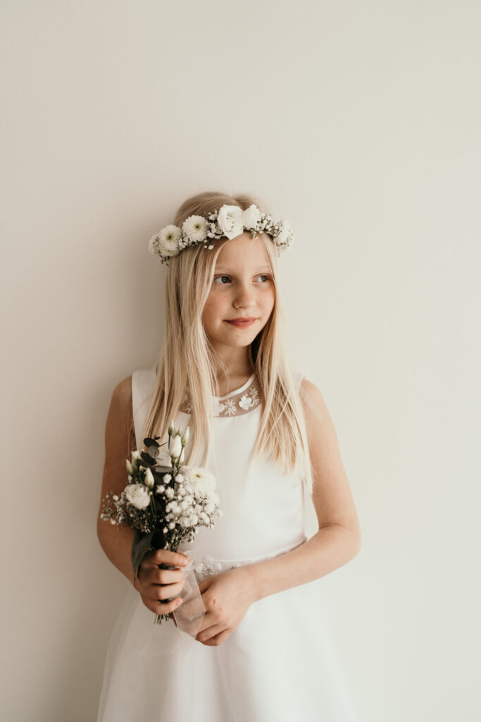 Mädchenzauber-boho-blumen-flowers-Kinder-Kinderportrait-Kommunion-Mädchen-Portraitshoot-Kids-Girls-weiß-white-Prinzessin