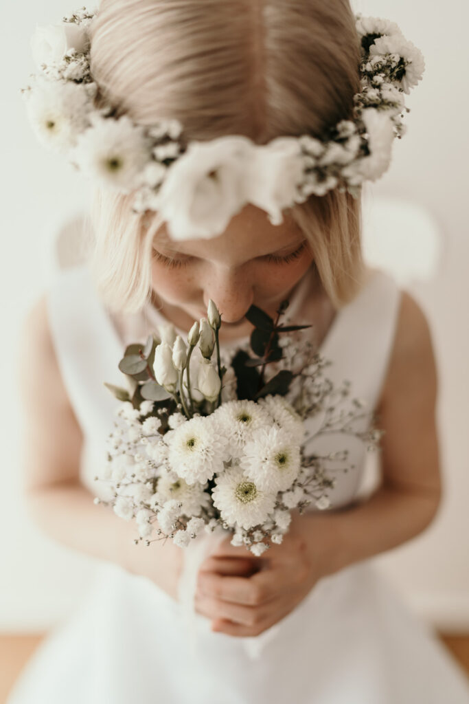 Mädchenzauber-boho-blumen-flowers-Kinder-Kinderportrait-Kommunion-Mädchen-Portraitshoot-Kids-Girls-weiß-white-Prinzessin