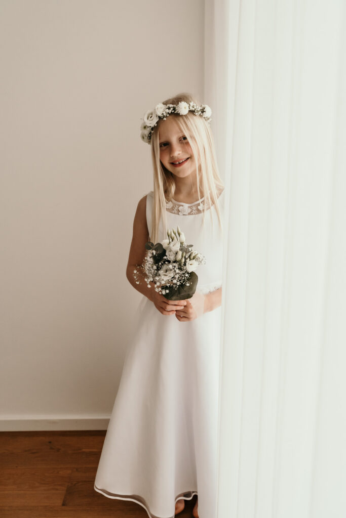 Mädchenzauber-boho-blumen-flowers-Kinder-Kinderportrait-Kommunion-Mädchen-Portraitshoot-Kids-Girls-weiß-white-Prinzessin