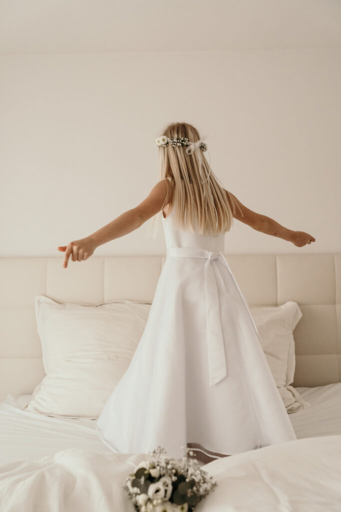 Mädchenzauber-boho-blumen-flowers-Kinder-Kinderportrait-Kommunion-Mädchen-Portraitshoot-Kids-Girls-weiß-white-Prinzessin