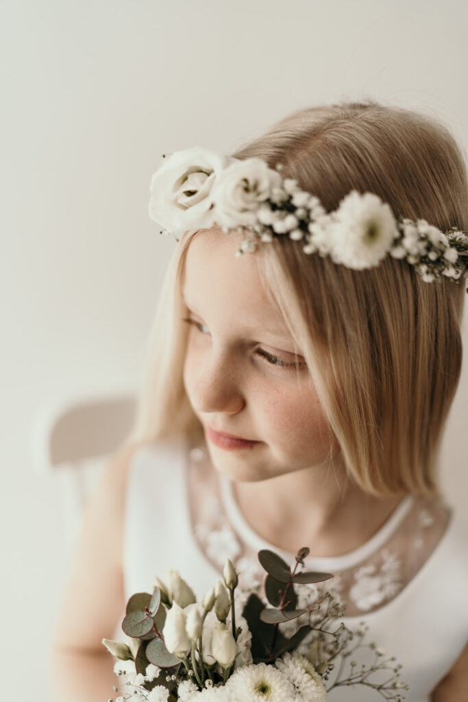 Mädchenzauber-boho-blumen-flowers-Kinder-Kinderportrait-Kommunion-Mädchen-Portraitshoot-Kids-Girls-weiß-white-Prinzessin