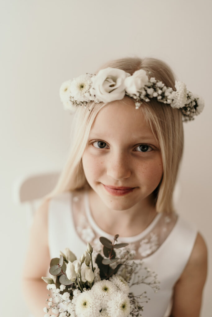 Mädchenzauber-boho-blumen-flowers-Kinder-Kinderportrait-Kommunion-Mädchen-Portraitshoot-Kids-Girls-weiß-white-Prinzessin