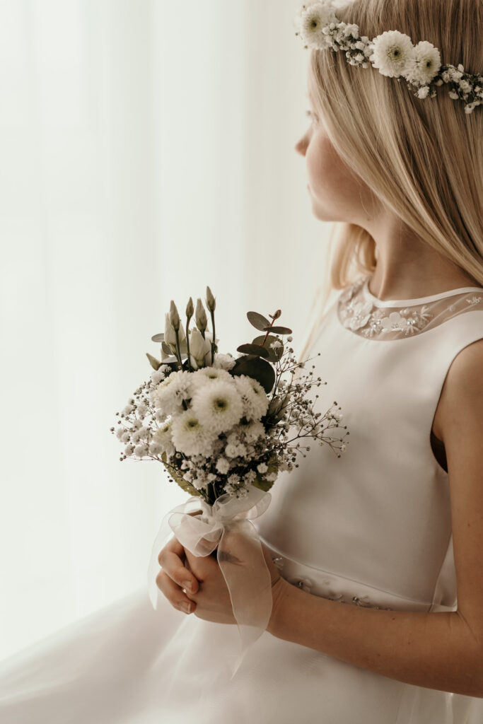 Mädchenzauber-boho-blumen-flowers-Kinder-Kinderportrait-Kommunion-Mädchen-Portraitshoot-Kids-Girls-weiß-white-Prinzessin