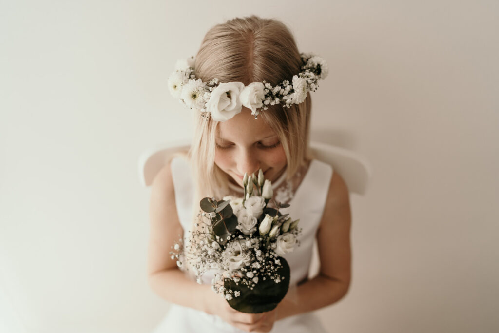 Mädchenzauber-boho-blumen-flowers-Kinder-Kinderportrait-Kommunion-Mädchen-Portraitshoot-Kids-Girls-weiß-white-Prinzessin