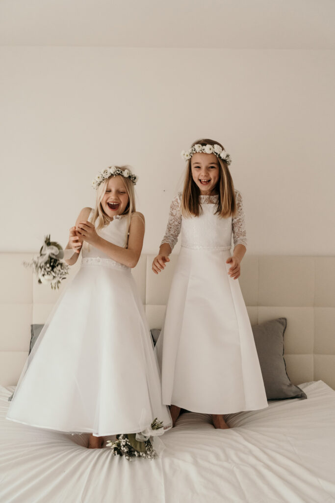 Mädchenzauber-boho-blumen-flowers-Kinder-Spaß-Fun-Kinderportrait-Kommunion-Mädchen-Portraitshoot-Kids-Girls-weiß-white-Prinzessin