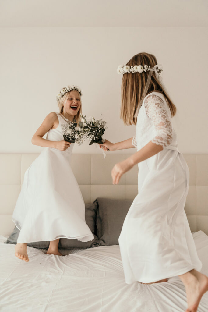 Mädchenzauber-boho-blumen-flowers-Kinder-Spaß-Fun-Kinderportrait-Kommunion-Mädchen-Portraitshoot-Kids-Girls-weiß-white-Prinzessin
