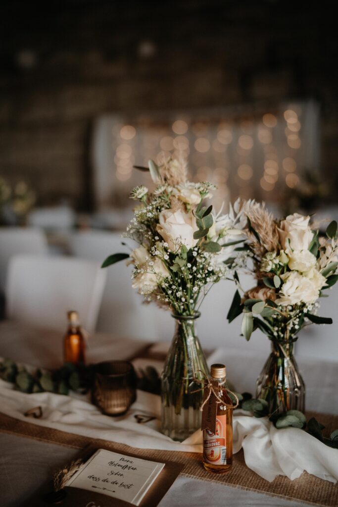 Brautpaarshooting-just-married-Braut-und-Braeutigam-Hochzeitsreportage-freie-Trauung-Hofscheune-open-air-hochzeit