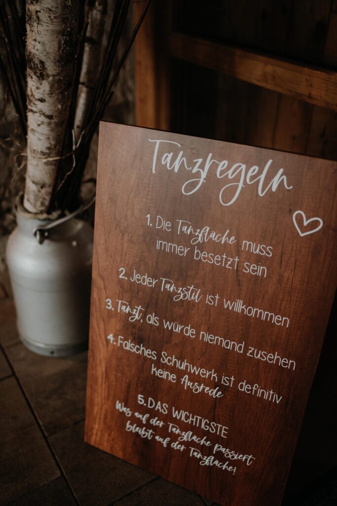 Brautpaarshooting-just-married-Braut-und-Braeutigam-Hochzeitsreportage-freie-Trauung-Hofscheune-open-air-hochzeit