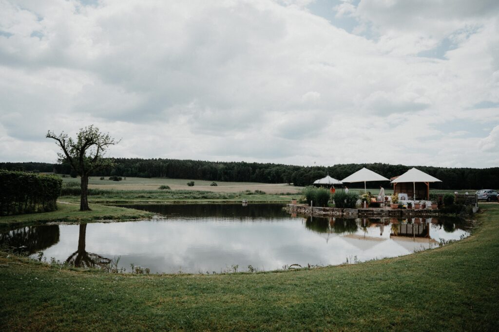 Brautpaarshooting-just-married-Braut-und-Braeutigam-Hochzeitsreportage-freie-Trauung-Hofscheune-open-air-hochzeit