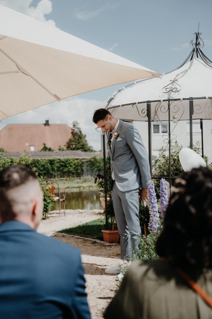 Brautpaarshooting-just-married-Braut-und-Braeutigam-Hochzeitsreportage-freie-Trauung-Hofscheune-open-air-hochzeit