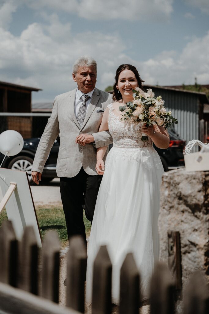 Brautpaarshooting-just-married-Braut-und-Braeutigam-Hochzeitsreportage-freie-Trauung-Hofscheune-open-air-hochzeit