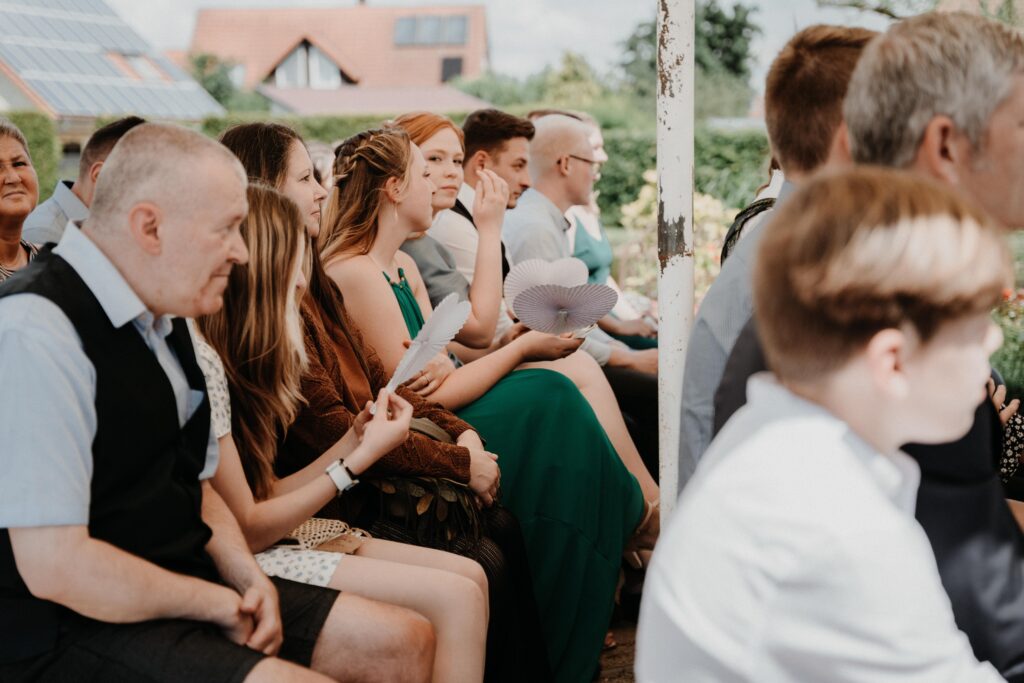 Brautpaarshooting-just-married-Braut-und-Braeutigam-Hochzeitsreportage-freie-Trauung-Hofscheune-open-air-hochzeit