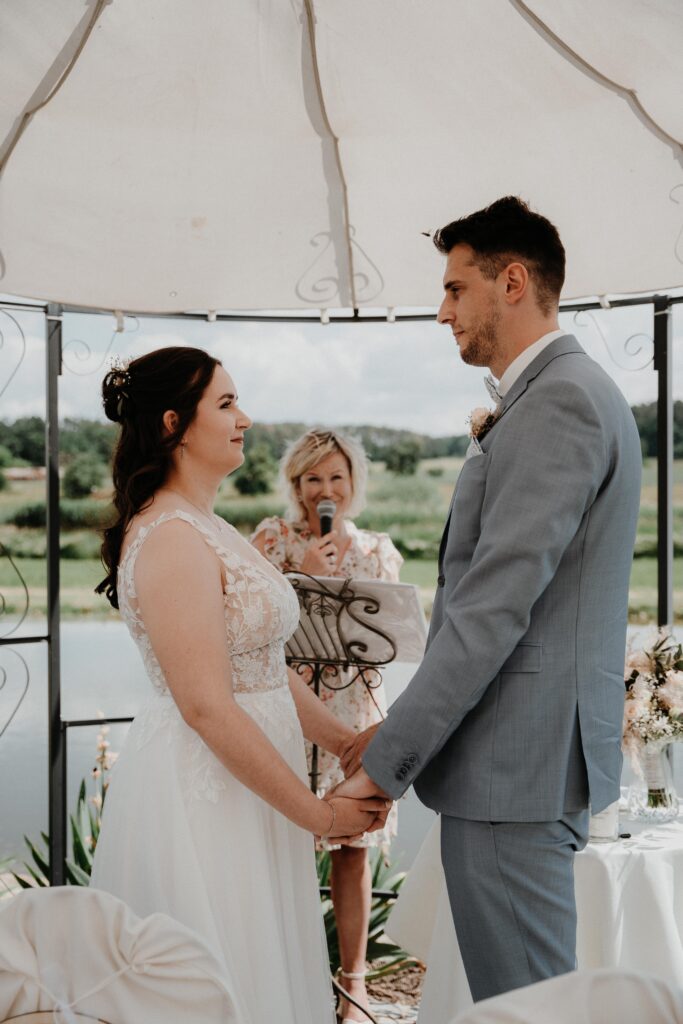 Brautpaarshooting-just-married-Braut-und-Braeutigam-Hochzeitsreportage-freie-Trauung-Hofscheune-open-air-hochzeit