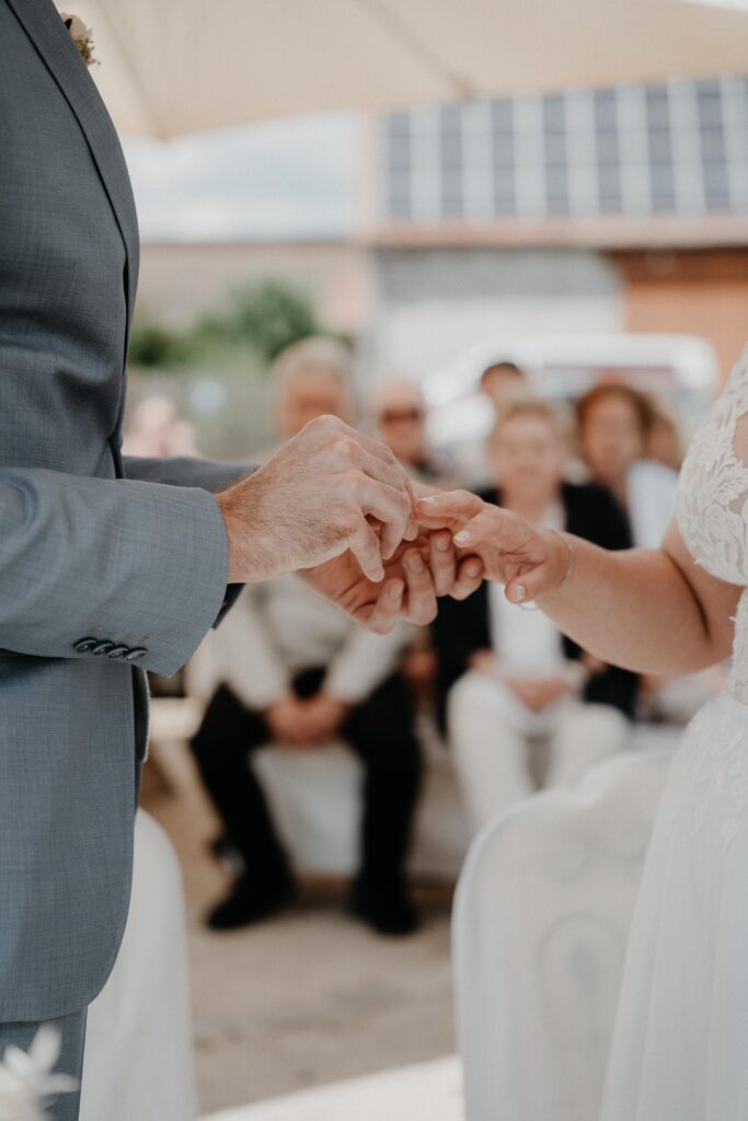 Brautpaarshooting-just-married-Braut-und-Braeutigam-Hochzeitsreportage-freie-Trauung-Hofscheune-open-air-hochzeit