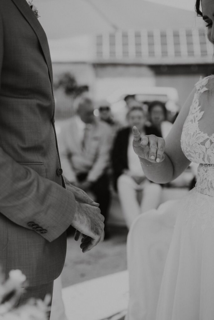 Brautpaarshooting-just-married-Braut-und-Braeutigam-Hochzeitsreportage-freie-Trauung-Hofscheune-open-air-hochzeit