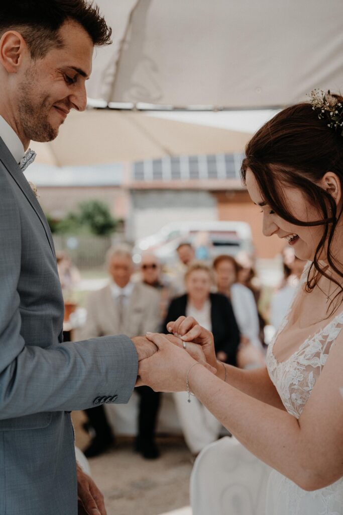 Brautpaarshooting-just-married-Braut-und-Braeutigam-Hochzeitsreportage-freie-Trauung-Hofscheune-open-air-hochzeit