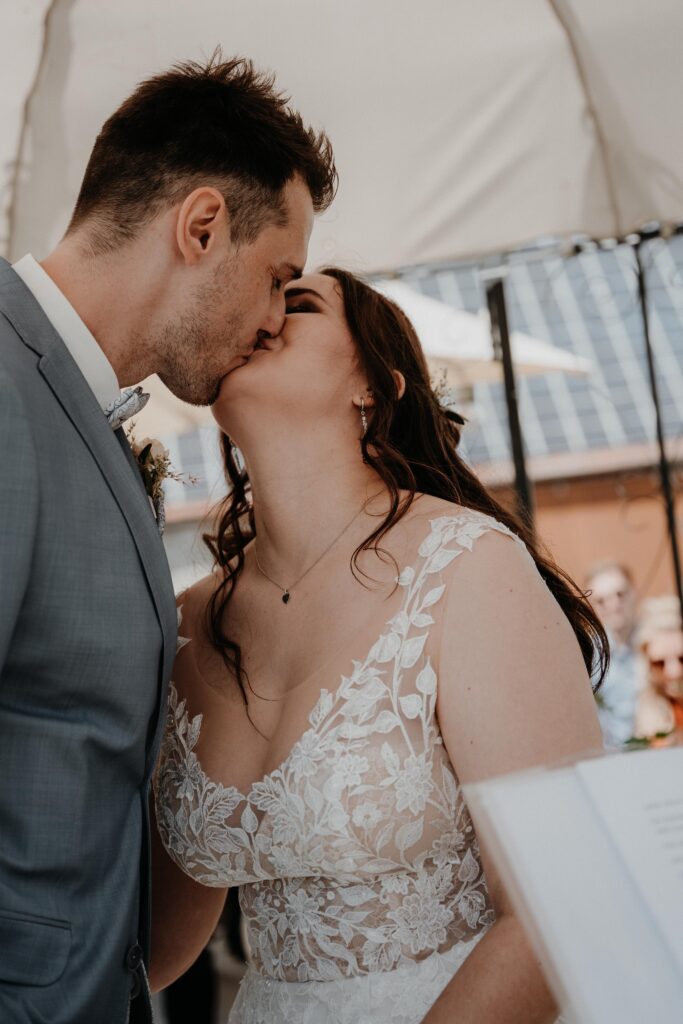 Brautpaarshooting-just-married-Braut-und-Braeutigam-Hochzeitsreportage-freie-Trauung-Hofscheune-open-air-hochzeit