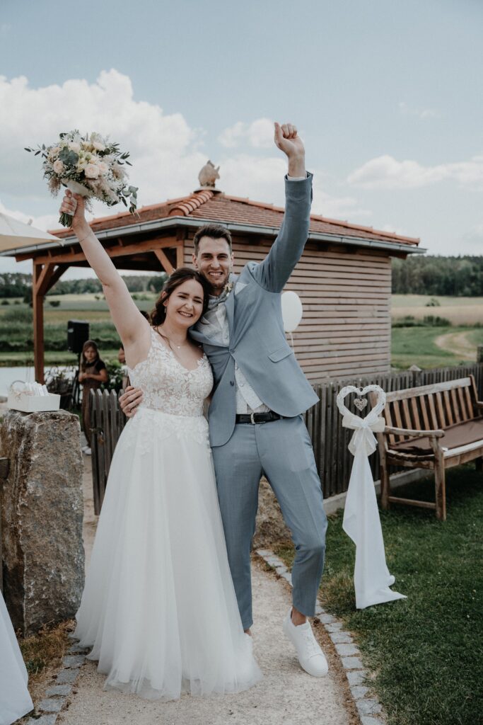 Brautpaarshooting-just-married-Braut-und-Braeutigam-Hochzeitsreportage-freie-Trauung-Hofscheune-open-air-hochzeit