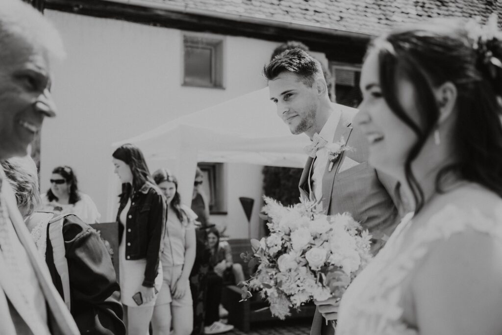 Brautpaarshooting-just-married-Braut-und-Braeutigam-Hochzeitsreportage-freie-Trauung-Hofscheune-open-air-hochzeit