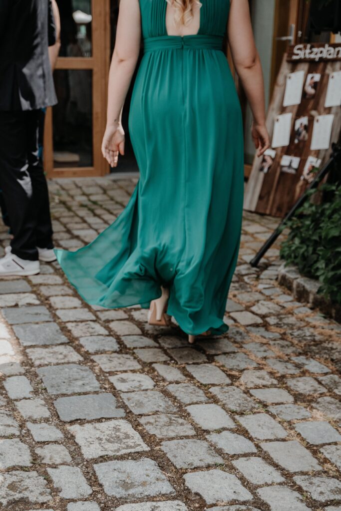 Brautpaarshooting-just-married-Braut-und-Braeutigam-Hochzeitsreportage-freie-Trauung-Hofscheune-open-air-hochzeit