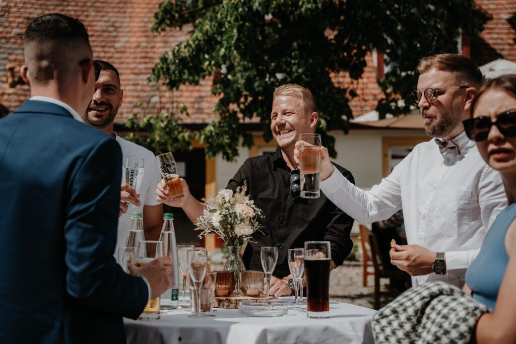 Brautpaarshooting-just-married-Braut-und-Braeutigam-Hochzeitsreportage-freie-Trauung-Hofscheune-open-air-hochzeit