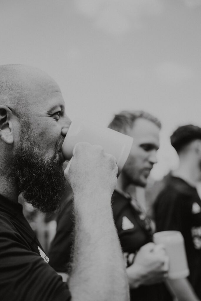 Brautpaarshooting-just-married-Braut-und-Braeutigam-Hochzeitsreportage-freie-Trauung-Hofscheune-open-air-hochzeit