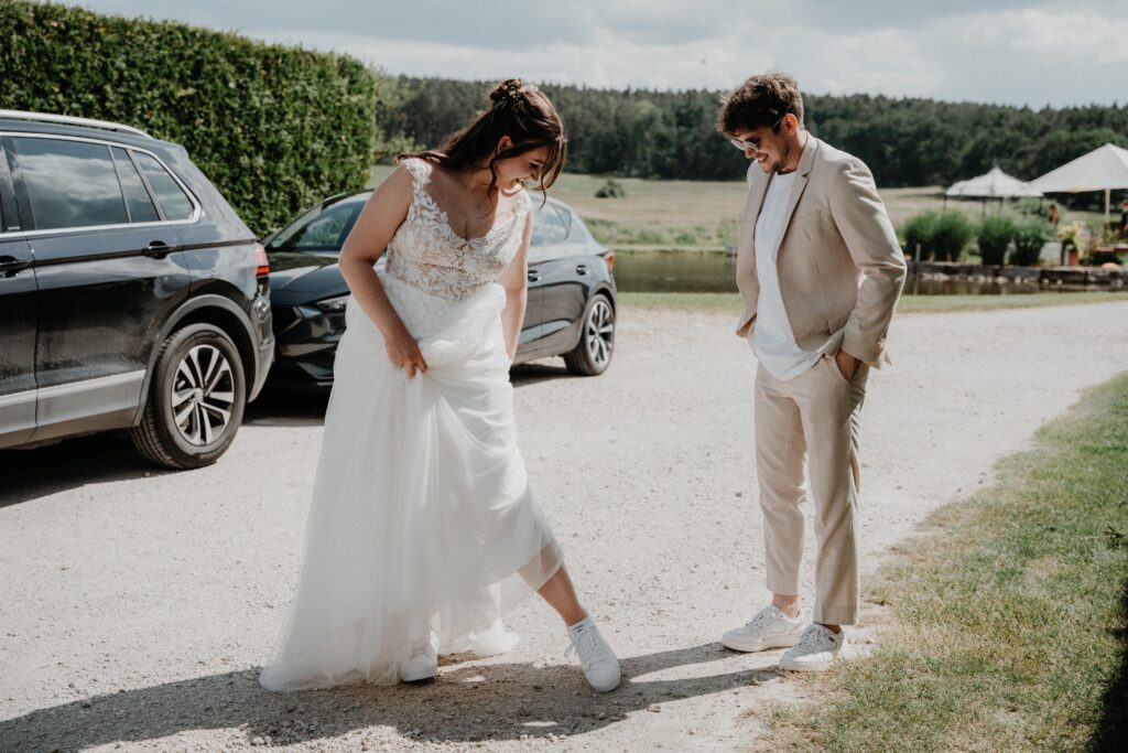 Brautpaarshooting-just-married-Braut-und-Braeutigam-Hochzeitsreportage-freie-Trauung-Hofscheune-open-air-hochzeit