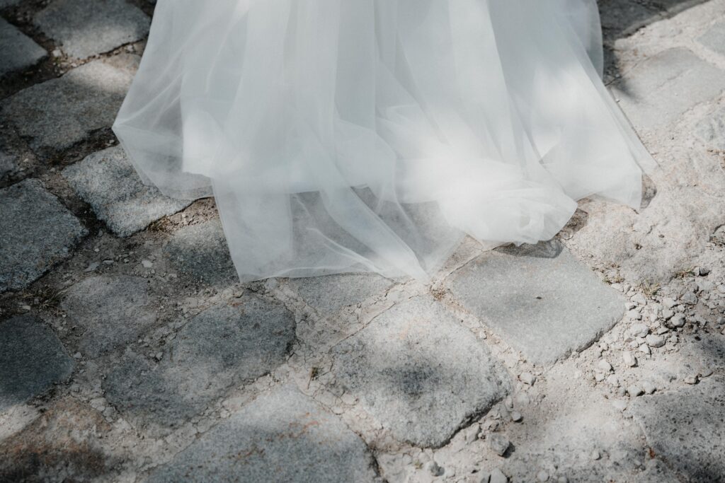 Brautpaarshooting-just-married-Braut-und-Braeutigam-Hochzeitsreportage-freie-Trauung-Hofscheune-open-air-hochzeit