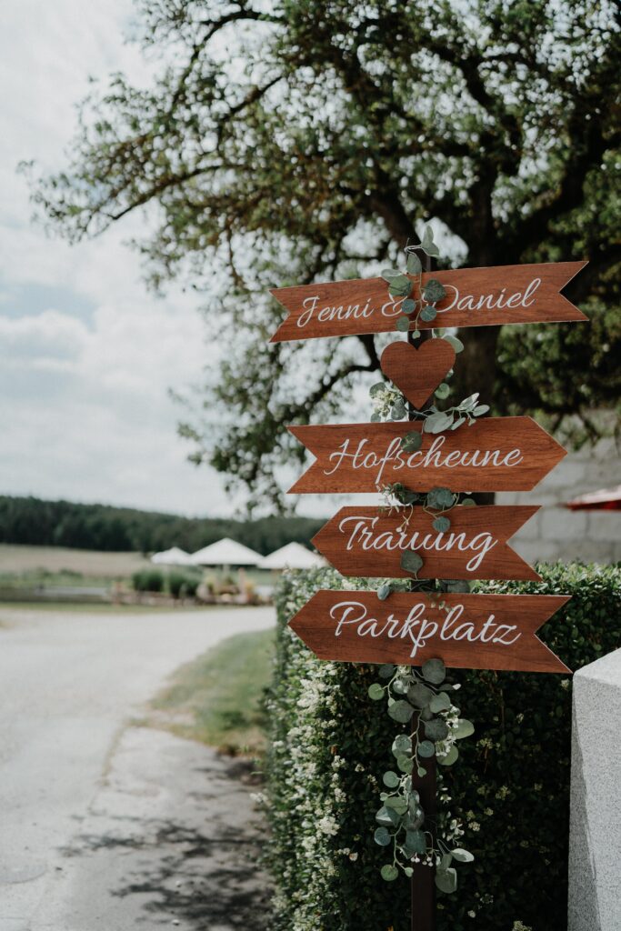 Brautpaarshooting-just-married-Braut-und-Braeutigam-Hochzeitsreportage-freie-Trauung-Hofscheune-open-air-hochzeit