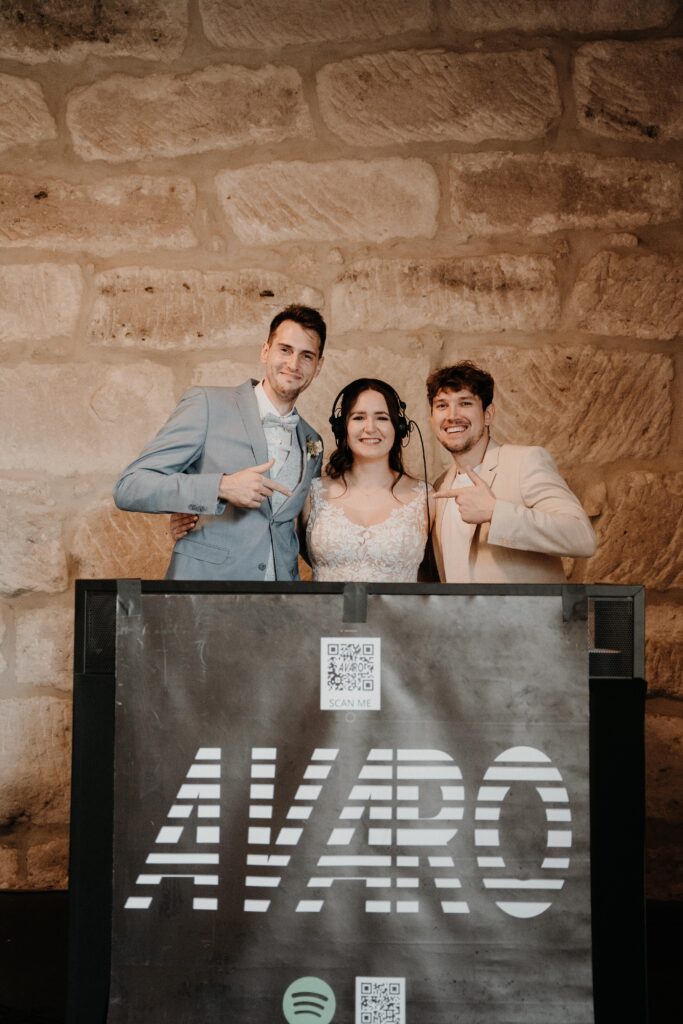 Brautpaarshooting-just-married-Braut-und-Braeutigam-Hochzeitsreportage-freie-Trauung-Hofscheune-open-air-hochzeit