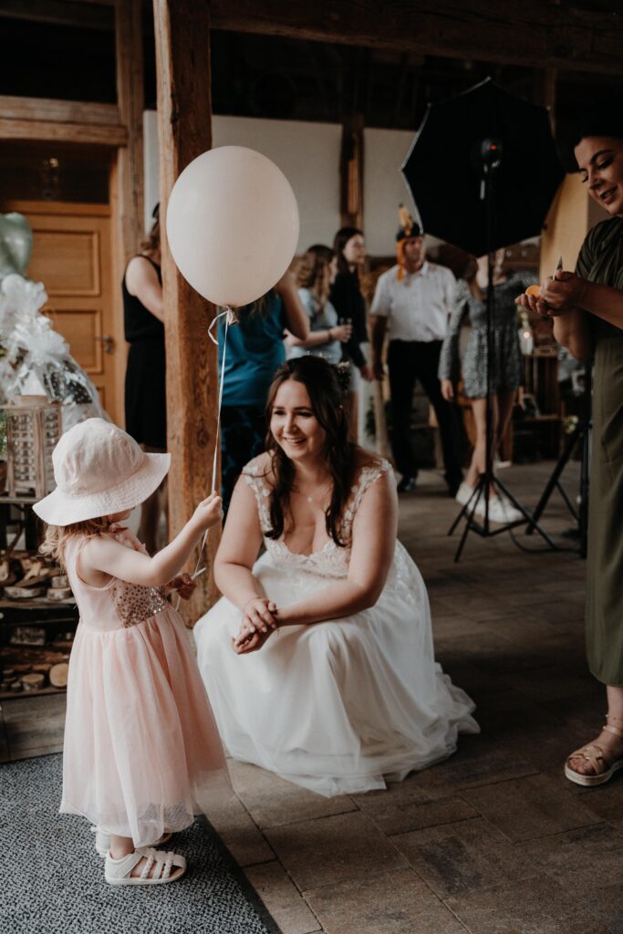 Brautpaarshooting-just-married-Braut-und-Braeutigam-Hochzeitsreportage-freie-Trauung-Hofscheune-open-air-hochzeit